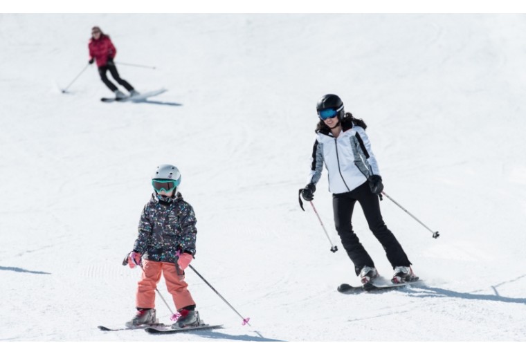 MUM KIDS SKIING 800X500